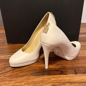Micheal Kors beige classic heels
